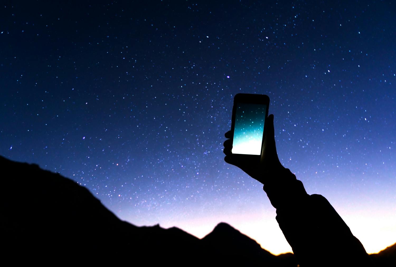 Tähtikuvia kännykällä. Tähtikirkkaana yönä voi ottaa upeita kuvia yötaivaasta jopa matkapuhelimella.